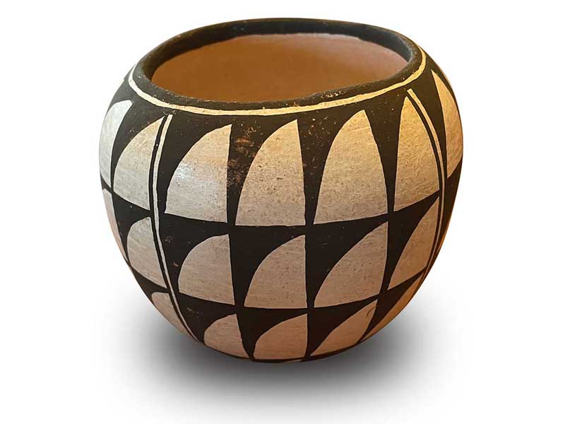Acoma jar with simple, elegant design